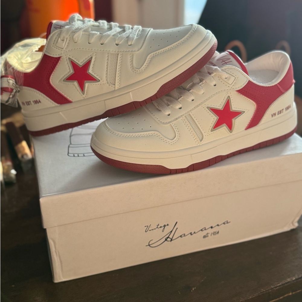 NEW SIZE 6.5 Women’s Vintage Havana Red Star Sneakers